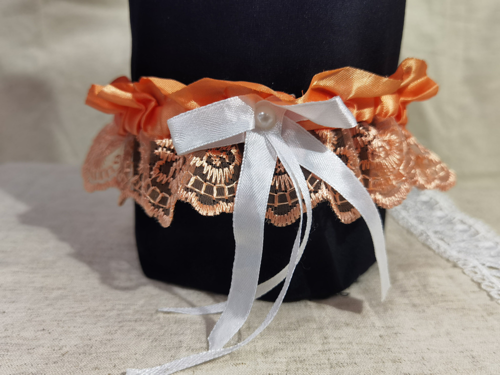 Подвязка для невесты кружевная в ярко-персиковом цвете.  #1