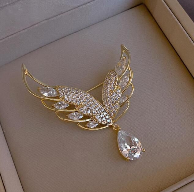 Брошь женская "Крылья с бриллиантом" размер 55*43 мм. #1