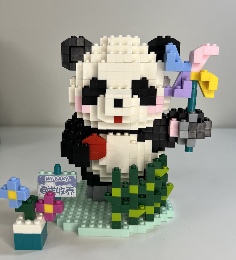 Панда с игрушкой #1