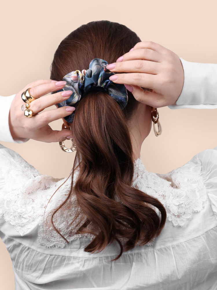 Широкая шелковая резинка для волос "Лазоревый цветок" в темно-бирюзовом цвете от Mollen  #1