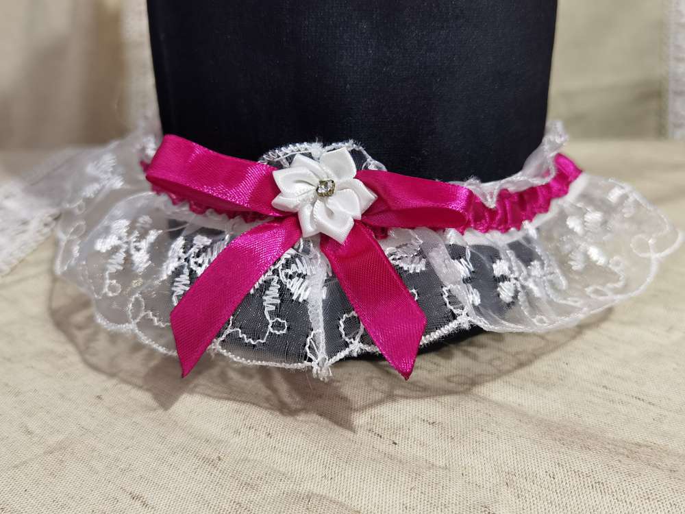 Подвязка для невесты кружевная в белом цвете с розовым бантиком.  #1