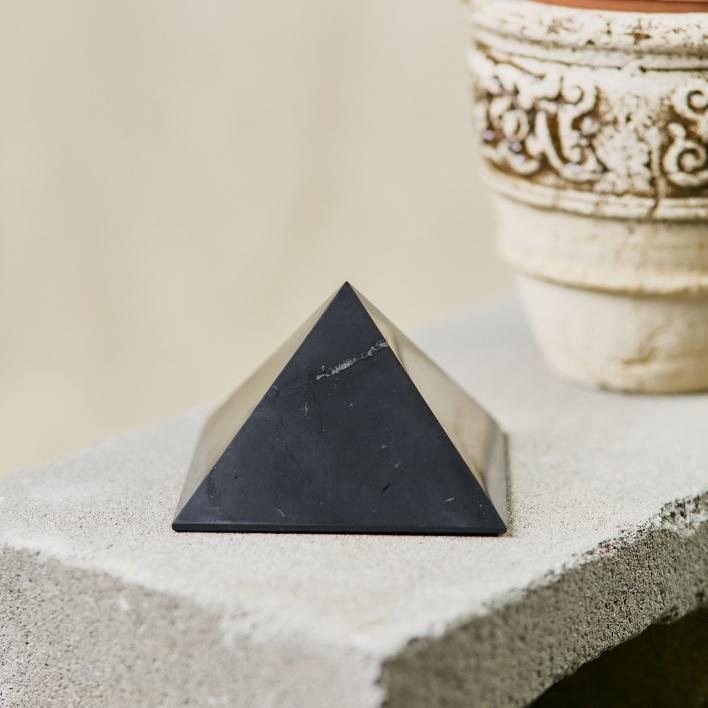 Полированная пирамида из натурального камня шунгита 10 см