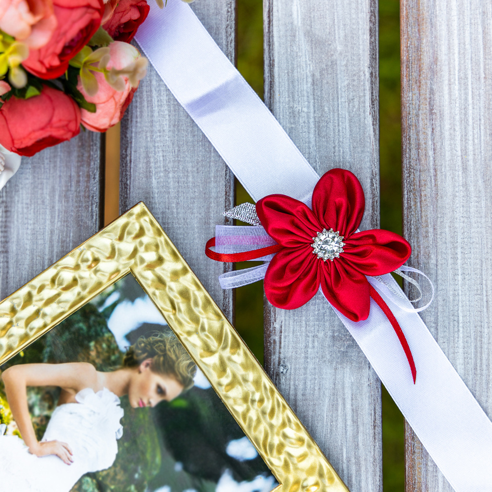 Браслет для свидетельницы невесты на свадьбу "Кармен" на белой атласной ленте с красным цветком из атласа, #1