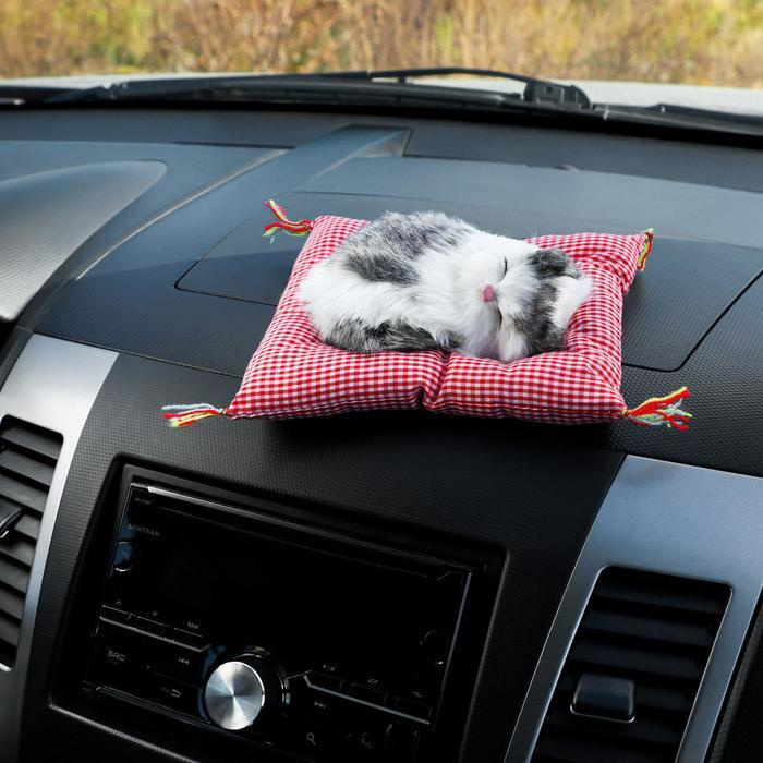 Игрушка на панель авто, кошка на подушке, бело-серый окрас  #1