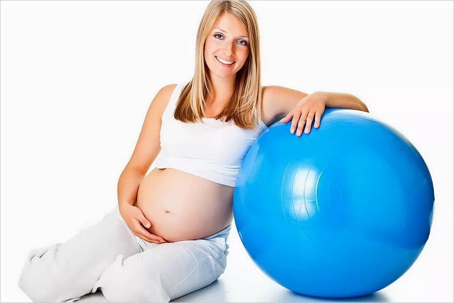 Для беременных: Фитбол для беременных хорош тем, что позволяет сохранить оптимальный мышечный тонус, улучшить координацию, укрепить мышцы малого таза и справиться с болевыми ощущения во время родов