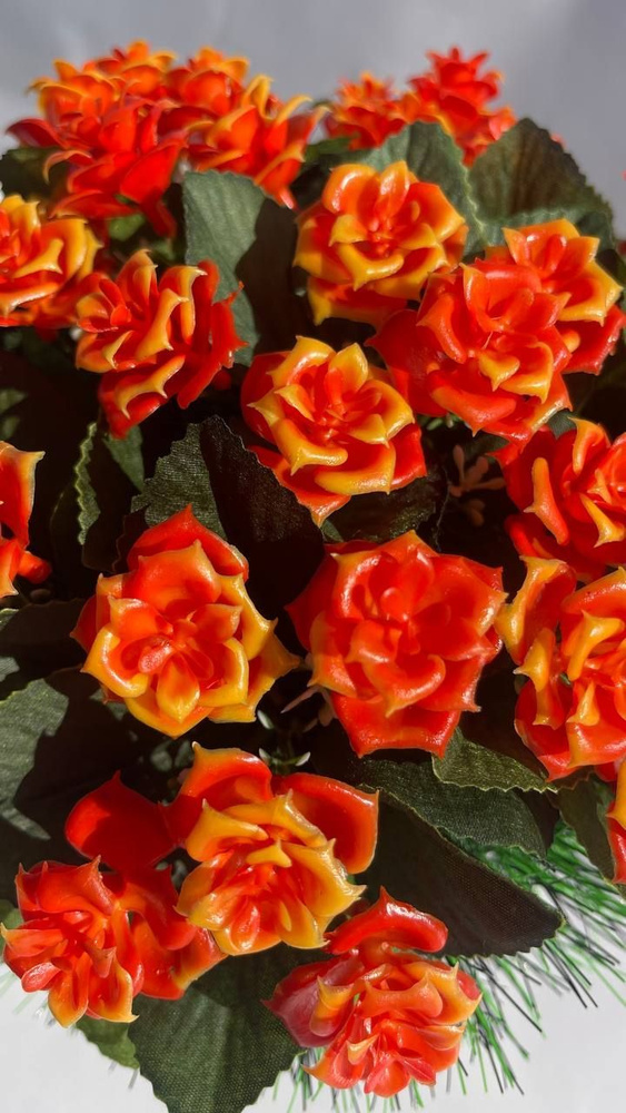 Ритуальная композиция Полянка корзина траурная из искусственных цветов пластиковые кустовые розы  #1