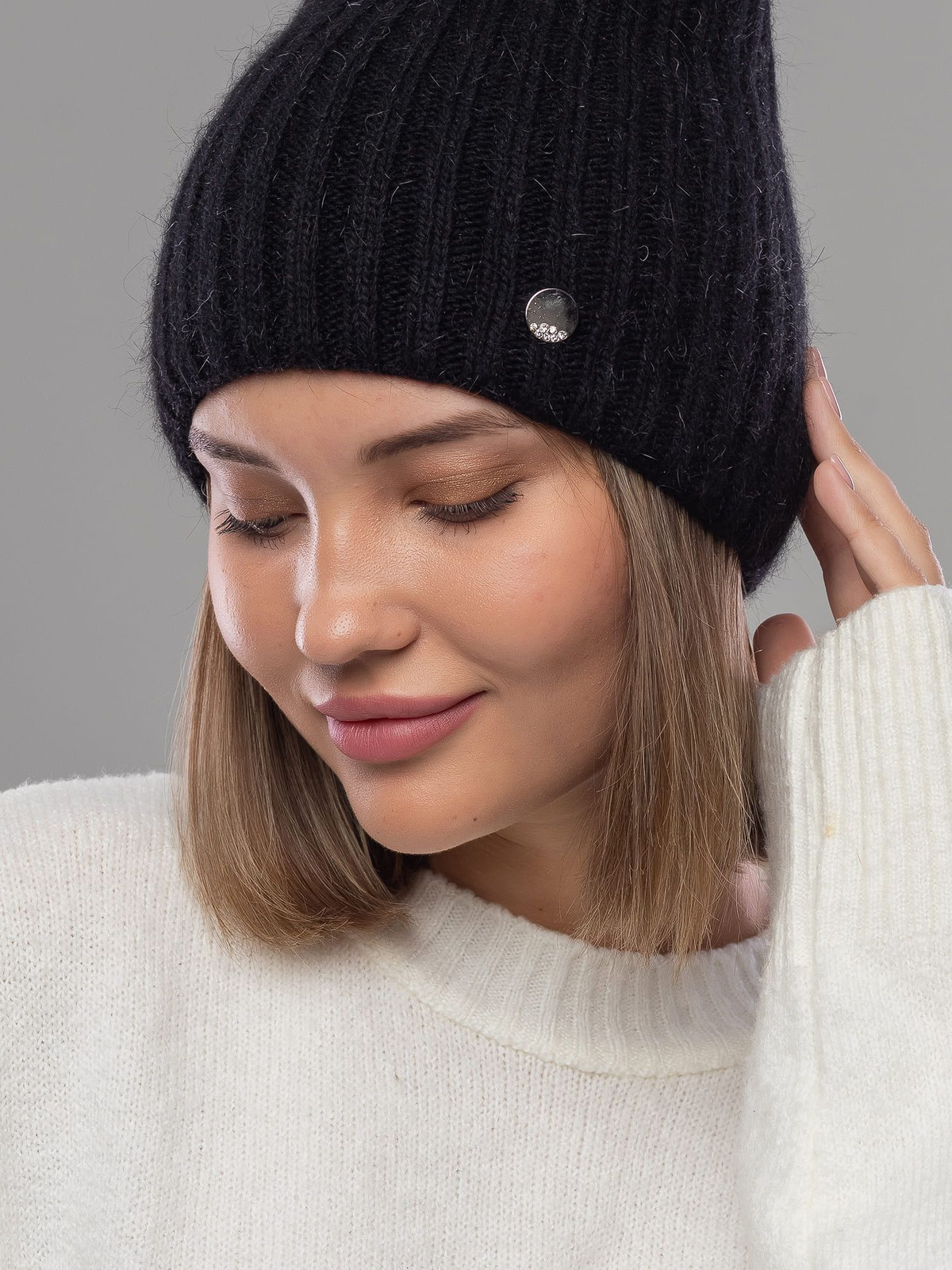 Теплая зимняя шапка из нежнейшей ангоры станет неотъемлемой частью вашего гардероба в холодное время года. Ее без отворотный дизайн делает ее идеальной для любого стиля и образа, добавляя утонченности вашему внешнему виду.
