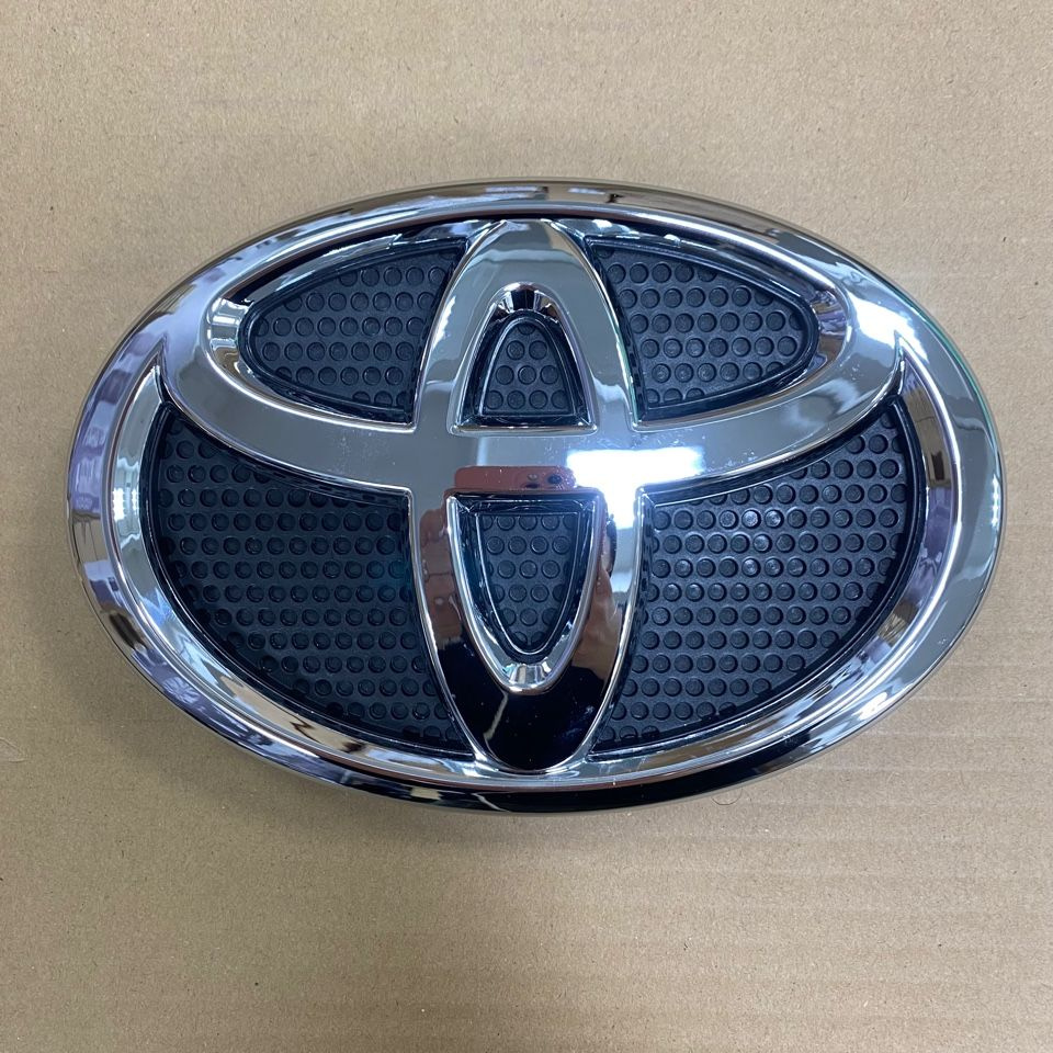 Эмблема на решетку радиатора Toyota Land Cruiser Prado 150 (18-23 год) #1