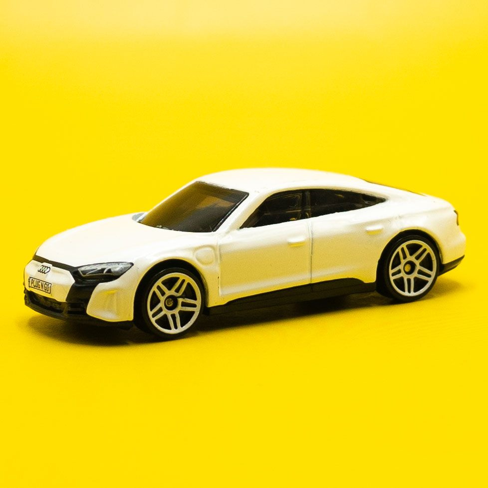Машинка Hot Wheels ЭЛЕКТРИЧЕСКИЕ БАРАНКИ Audi RS E-Tron GT Коллекционная. Case B 2024  #1