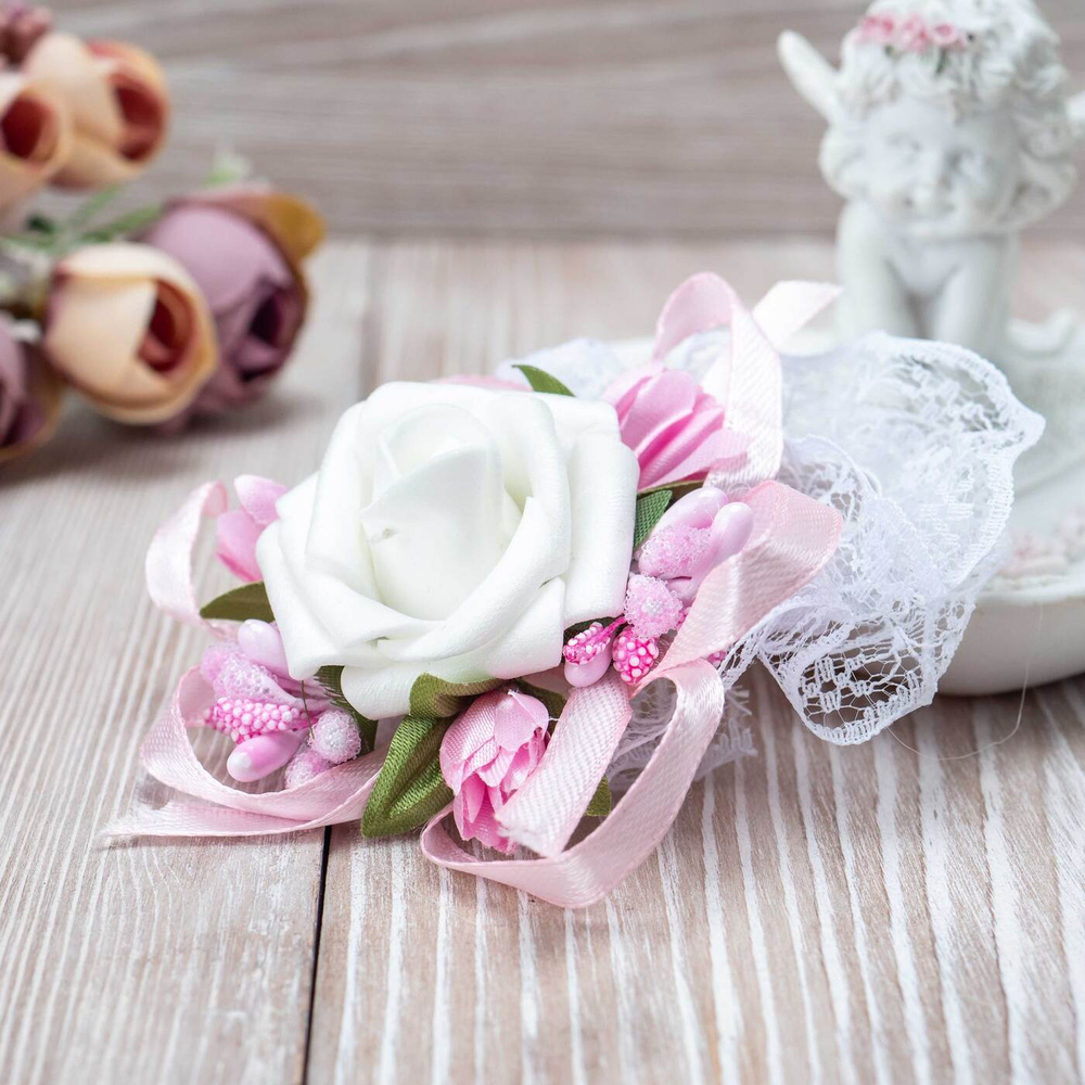 Нежный свадебный браслет на руку свидетельницы и подружек невесты "Розовая нежность" с белой розой из #1