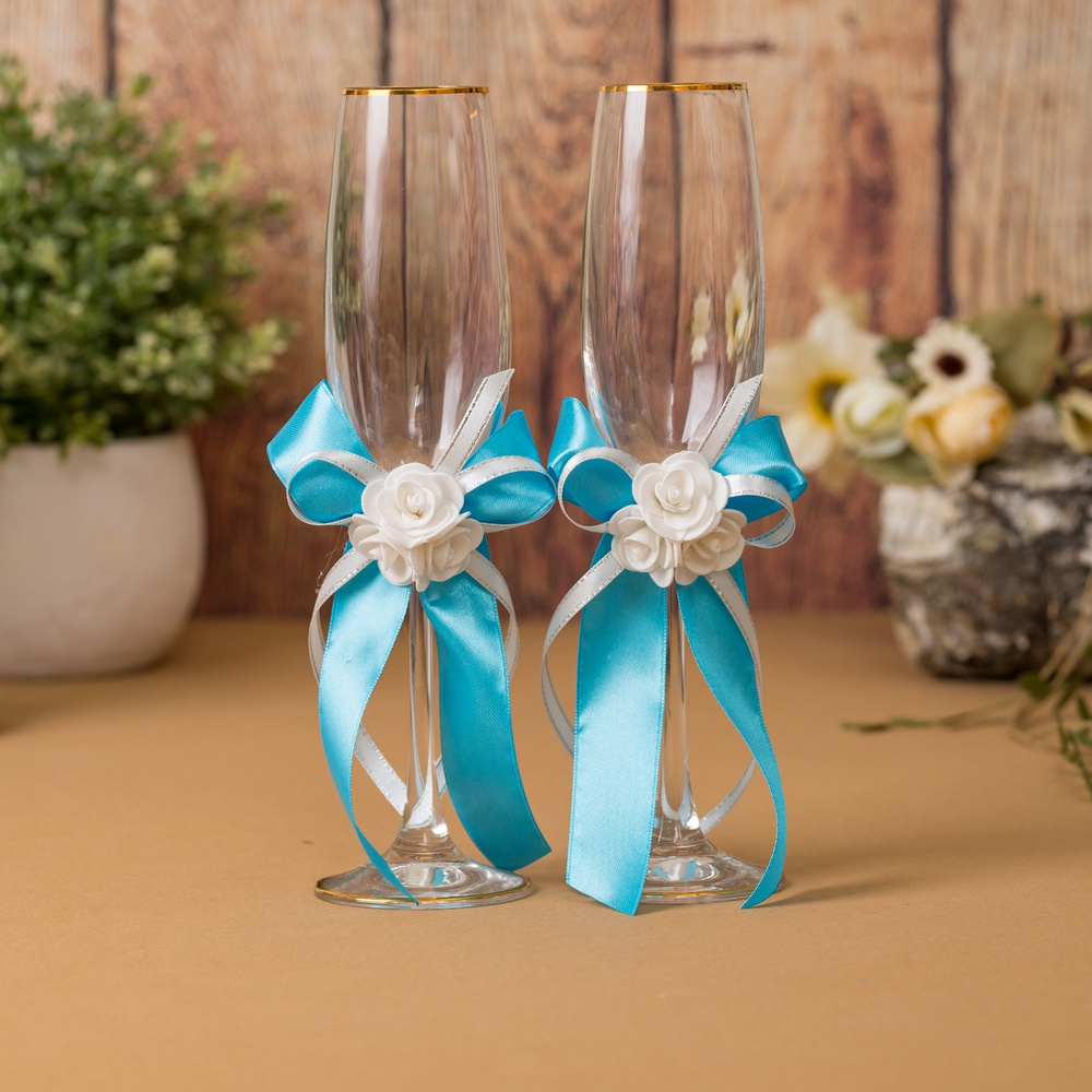 Яркие свадебные бокалы для молодоженов с декором из голубых атласных лент, с белыми латексными розами #1