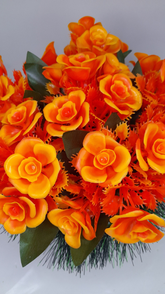 Ритуальная композиция Полянка корзина траурная из искусственных цветов пластиковые розы  #1