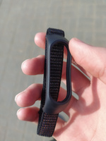 Нейлоновый ремешок для фитнес браслета Xiaomi Mi Band 5-6-7 / Спортивный браслет для умных смарт часов / Тканевый ремень для фитнес трекера на липучке / Черно-оранжевый #46, Джон М.