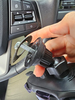 Универсальный автомобильный держатель для телефона с беспроводной зарядкой iPhone Android "B&E", крепление на воздухоотвод (подставка для телефона в машину, с автозажимом #7, Анна Ф.