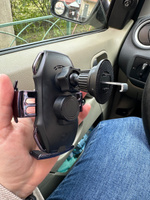 Универсальный автомобильный держатель для телефона с беспроводной зарядкой iPhone Android "B&E", крепление на воздухоотвод (подставка для телефона в машину, с автозажимом #6, Екатерина Ж.