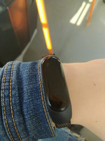 Нейлоновый ремешок для фитнес браслета Xiaomi Mi Band 5-6-7 / Спортивный браслет для умных смарт часов / Тканевый ремень для фитнес трекера на липучке / Черно-оранжевый #45, Джон М.